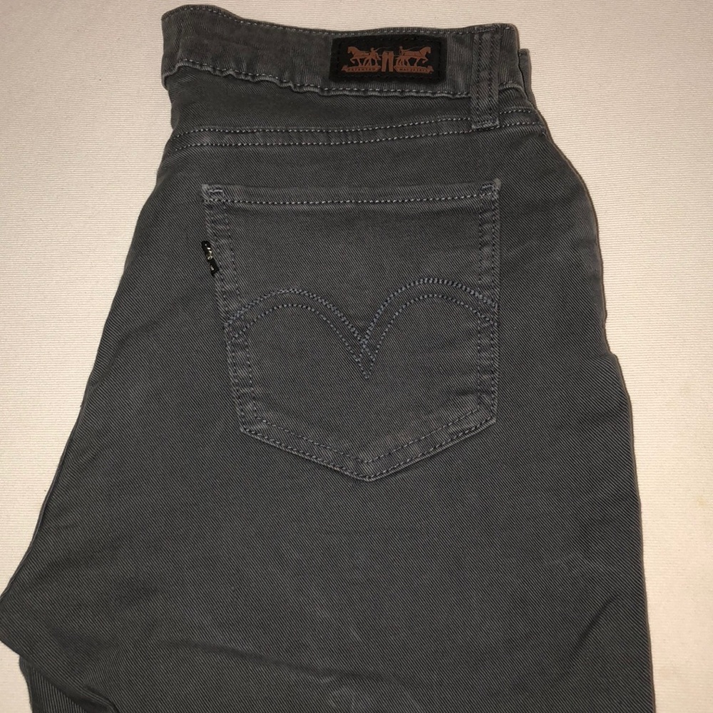 NWOT Grey Levi Jeggings